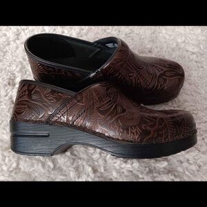Dansko Professional Brown Tooled Clogs Size 41 (US 9.5-10) Standard Medium Width